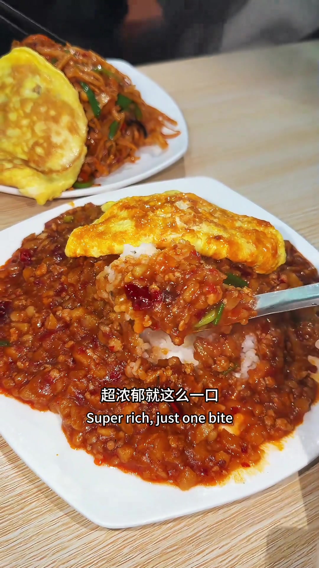 巨巨好吃的土豆肉末盖饭和鱼香肉丝炒饼,香的我直打跟头闷头吃