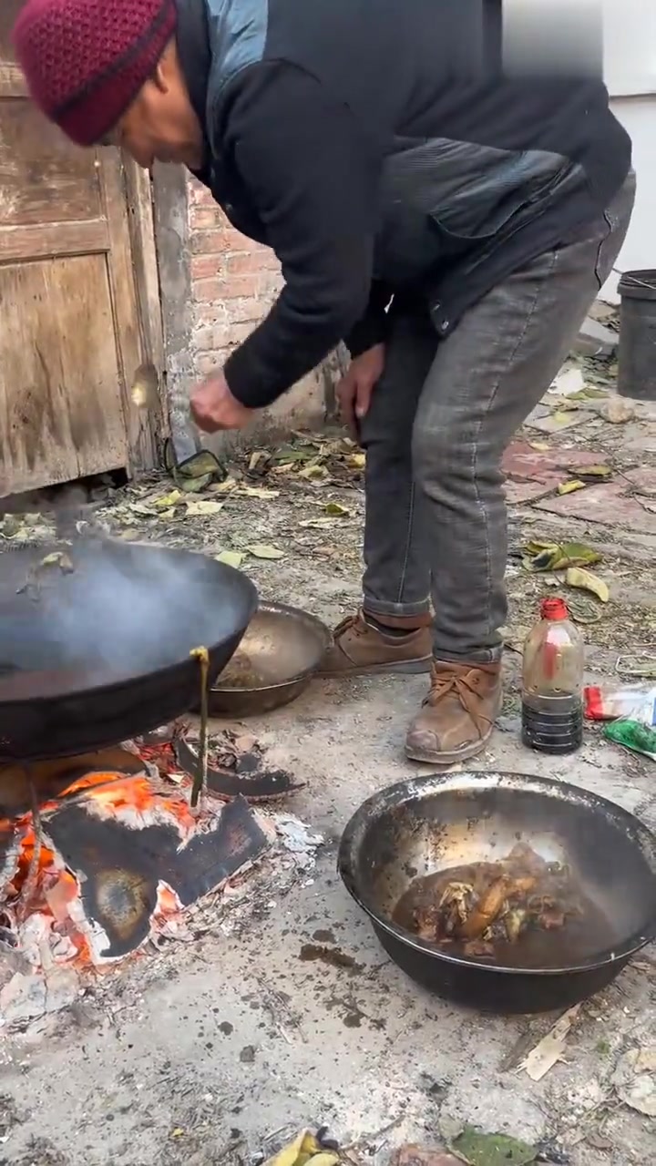 品尝川川大爷家独特的猪杂汤的美味