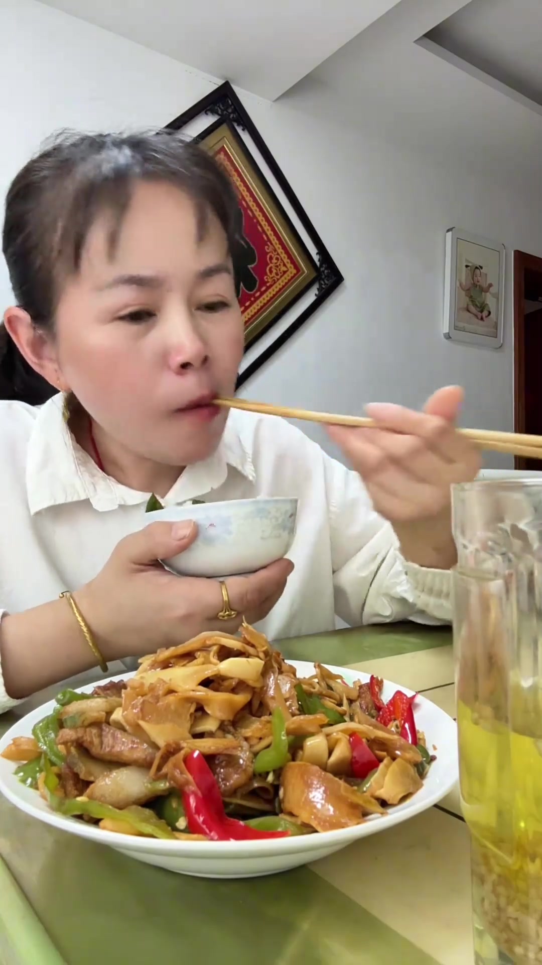 我烧的家常菜有点辣，下饭