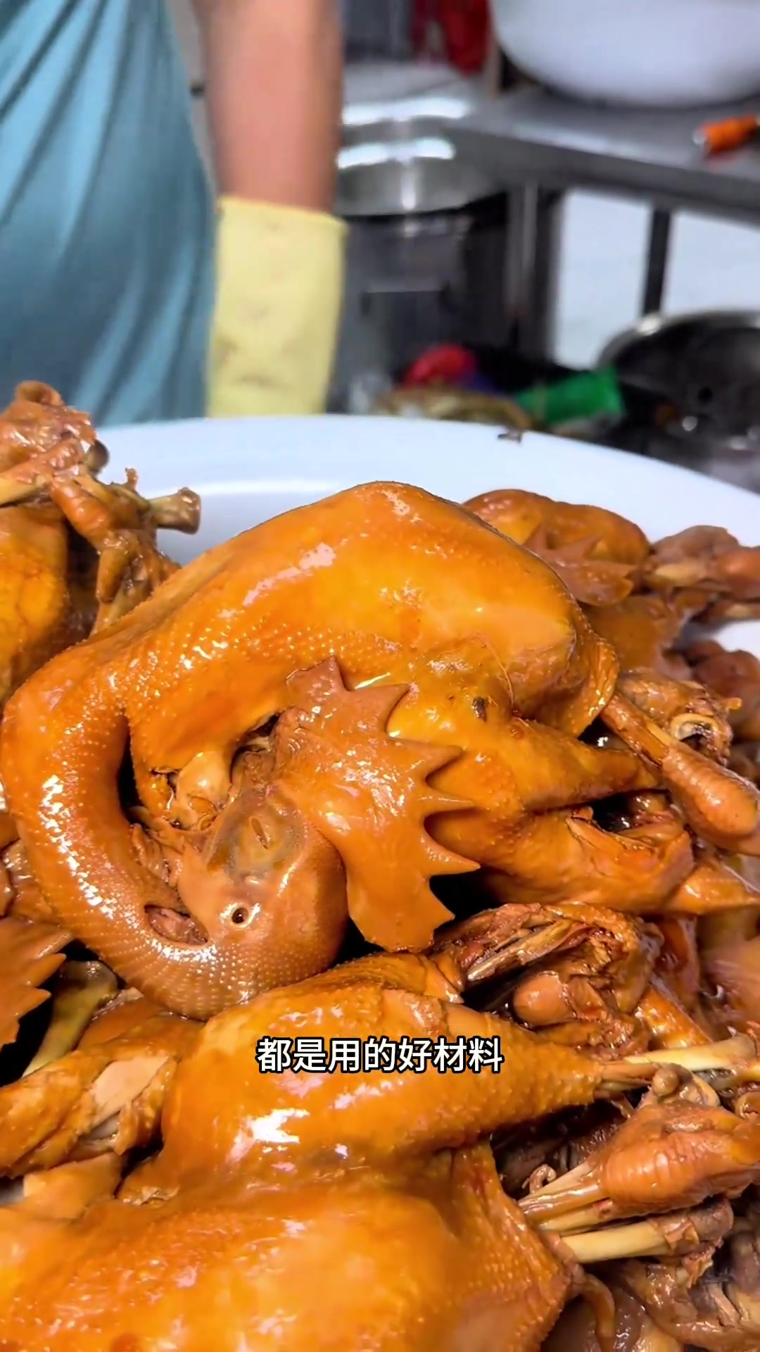 老爷子做了40年卤煮鸡，软烂脱骨，肉一嗦就下来，卷饼巨香