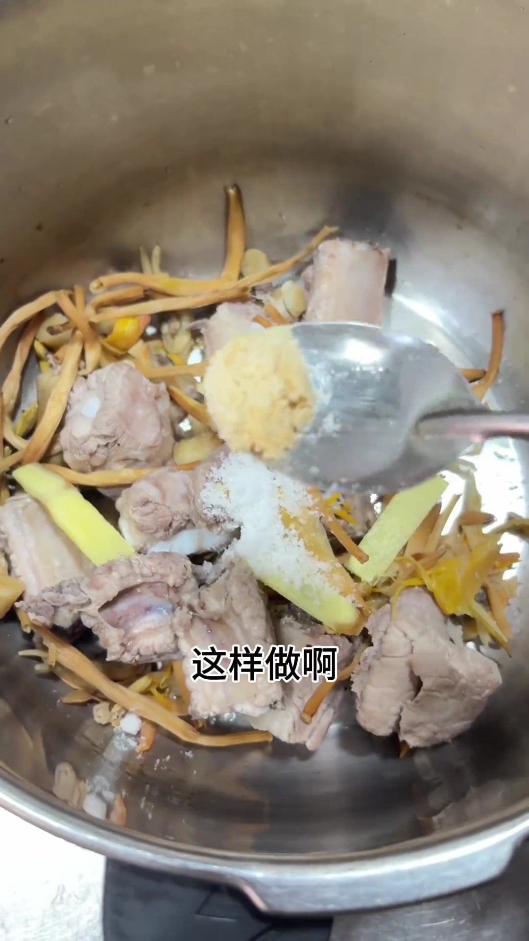 营养十足的排骨豆腐红菇汤