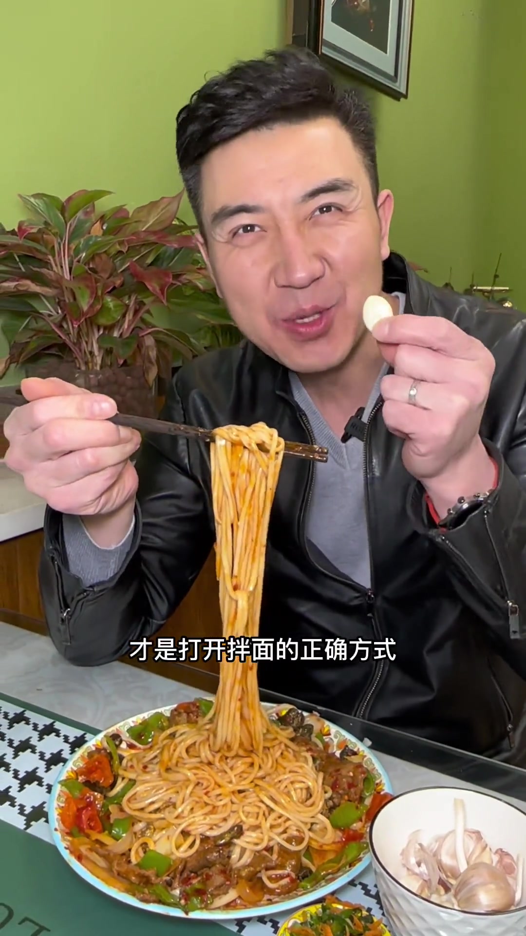 路边小店偶遇美味，拌面炒面颜值口感俱佳