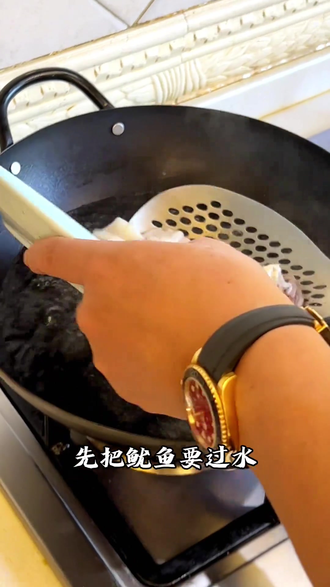 鱿鱼不知道怎么做？咸菜炒鱿鱼很鲜开胃下饭