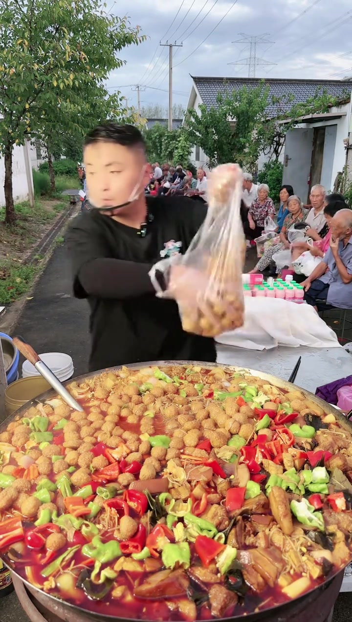 三十斤的红烧肉炖菜,六十多位爷爷奶奶的晚饭