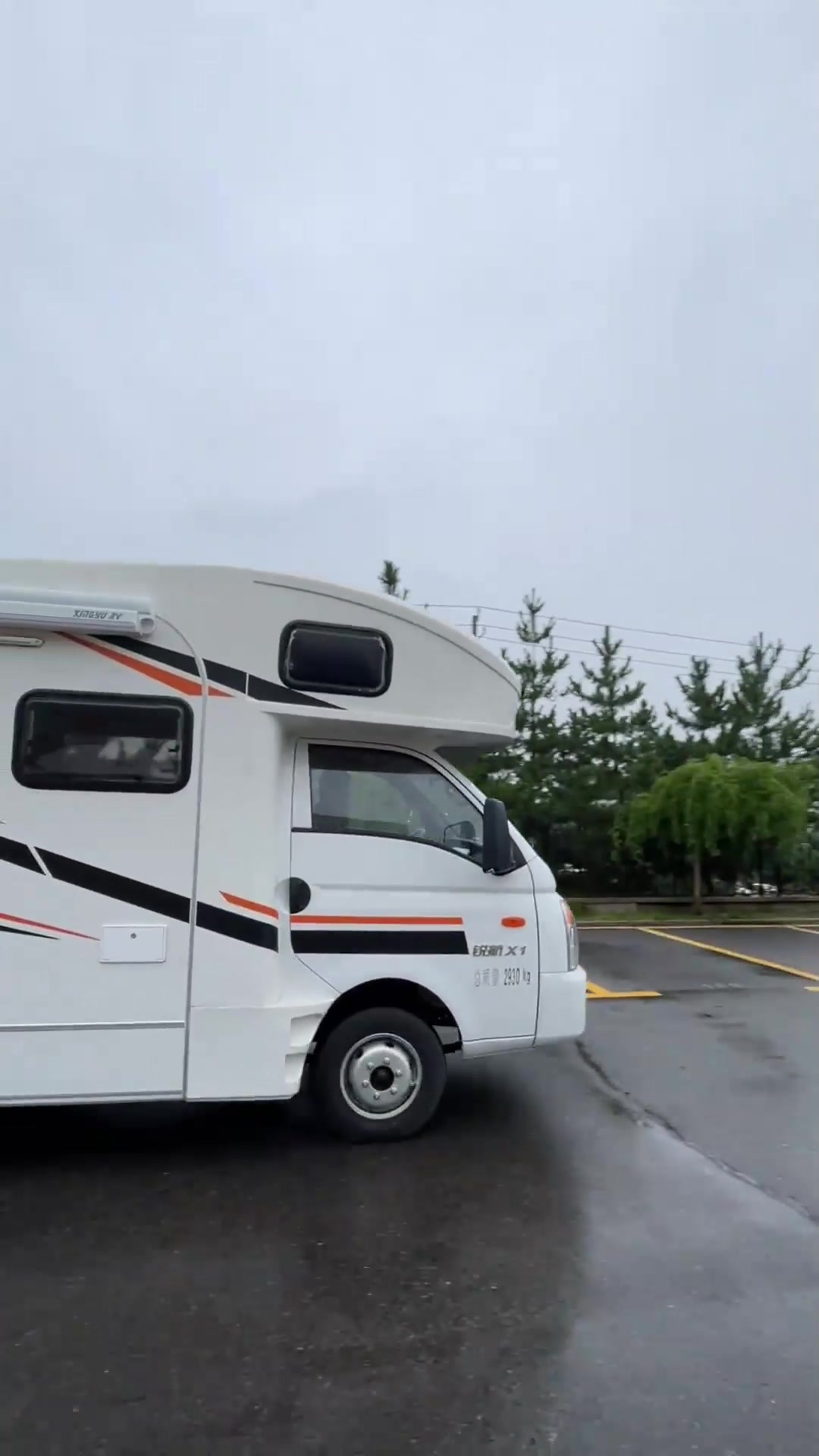 房车有柴油和电取暖设备，可去温暖处过冬！