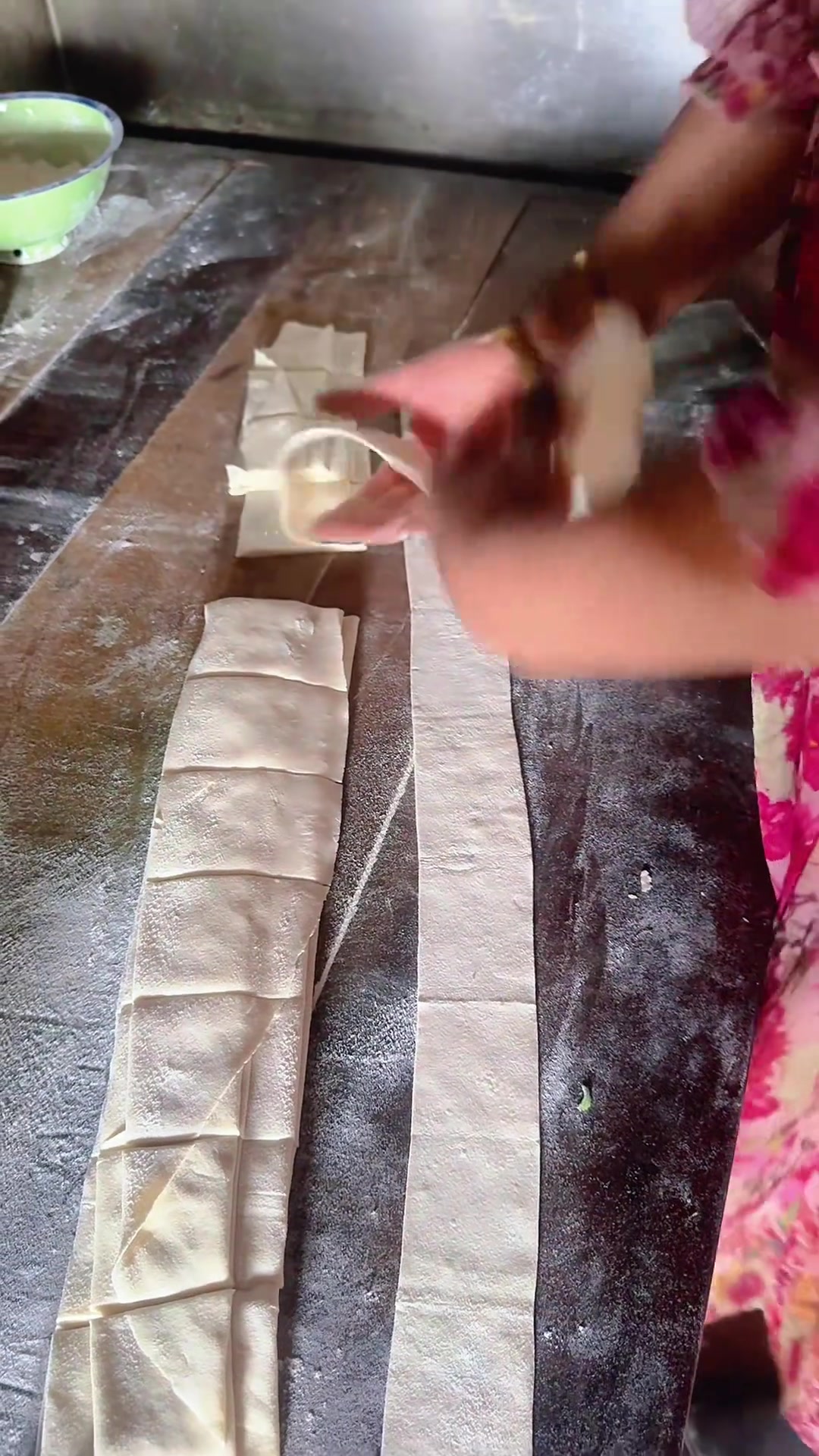 雨丛、甜心姐姐进山看嫂子，炸海鱼、带红肠，蒸菜馍包饺子捋槐花