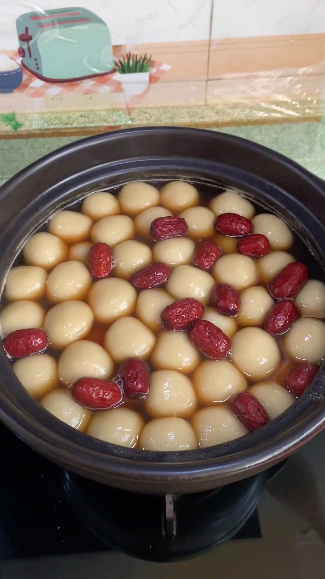 糯米粉加水揉面，水开煮汤圆加红枣红糖姜片