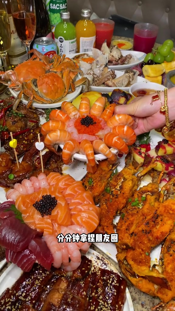 鲜活满黄的面包蟹、大闸蟹、梭子蟹、罗氏虾，虾蟹吃过瘾！