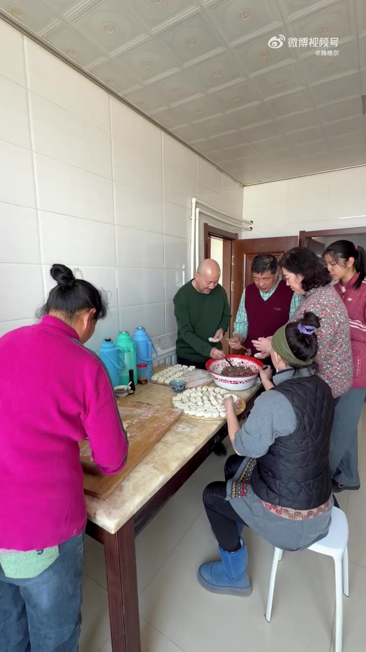 包饺子过年