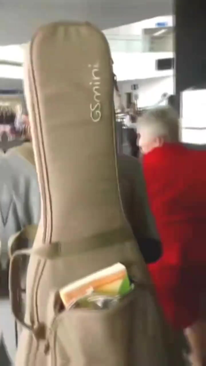 汤姆费尔顿拉链没有拉好啦