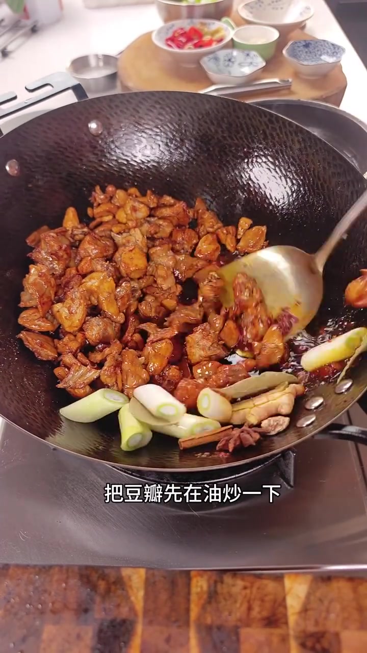 四川传统菜黄焖兔的家常做法，兔肉嫩滑不柴四川传统菜黄焖兔的家常做法，兔肉嫩滑不柴