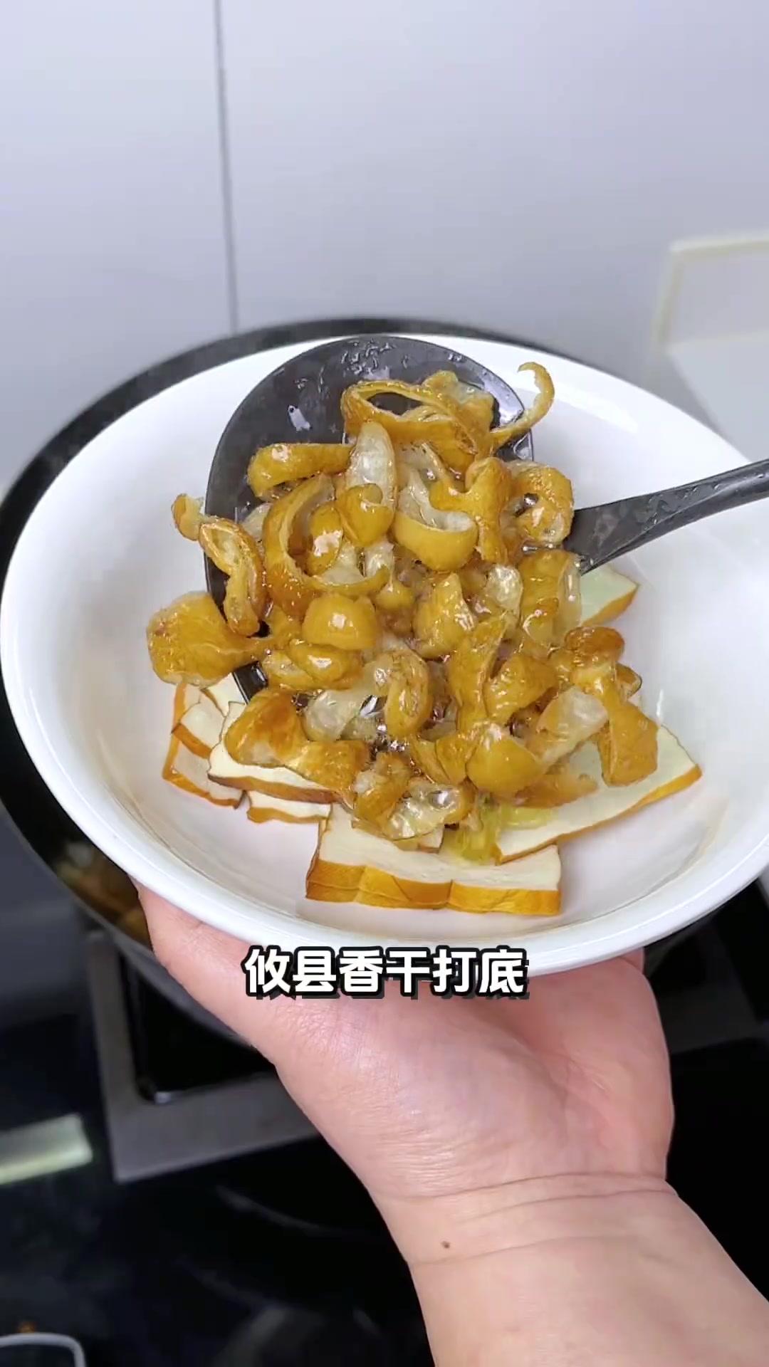湖南人的年夜饭一定有蒸菜，这个蒸腊肠下饭又下酒，越嚼越香