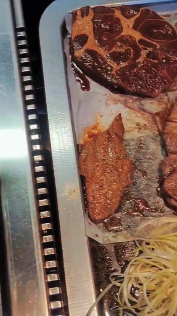 韩国老板亲自为你烤肉