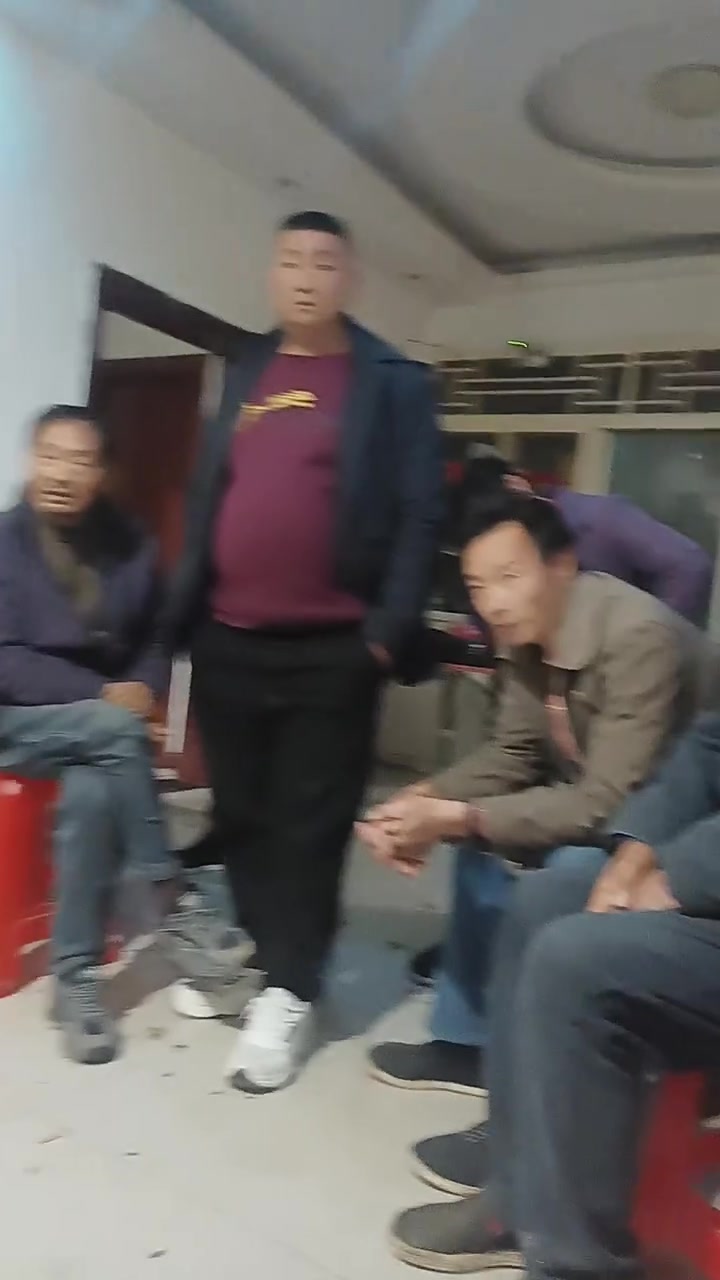 表哥老丈人生病十个弟兄姊妹好热闹，还有好孝顺的女儿女婿寸步不离
