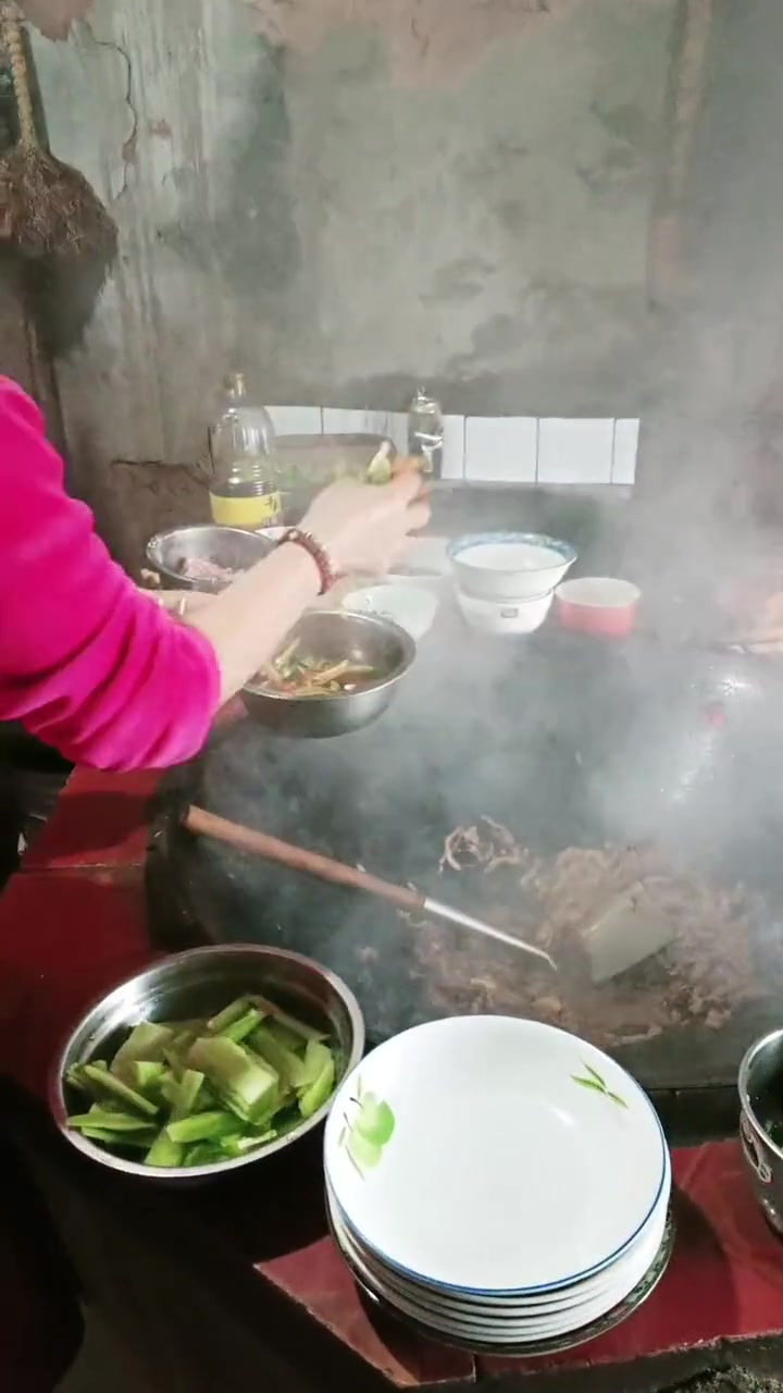 娘家团年饭开炒，柴火大锅菜香飘四溢！