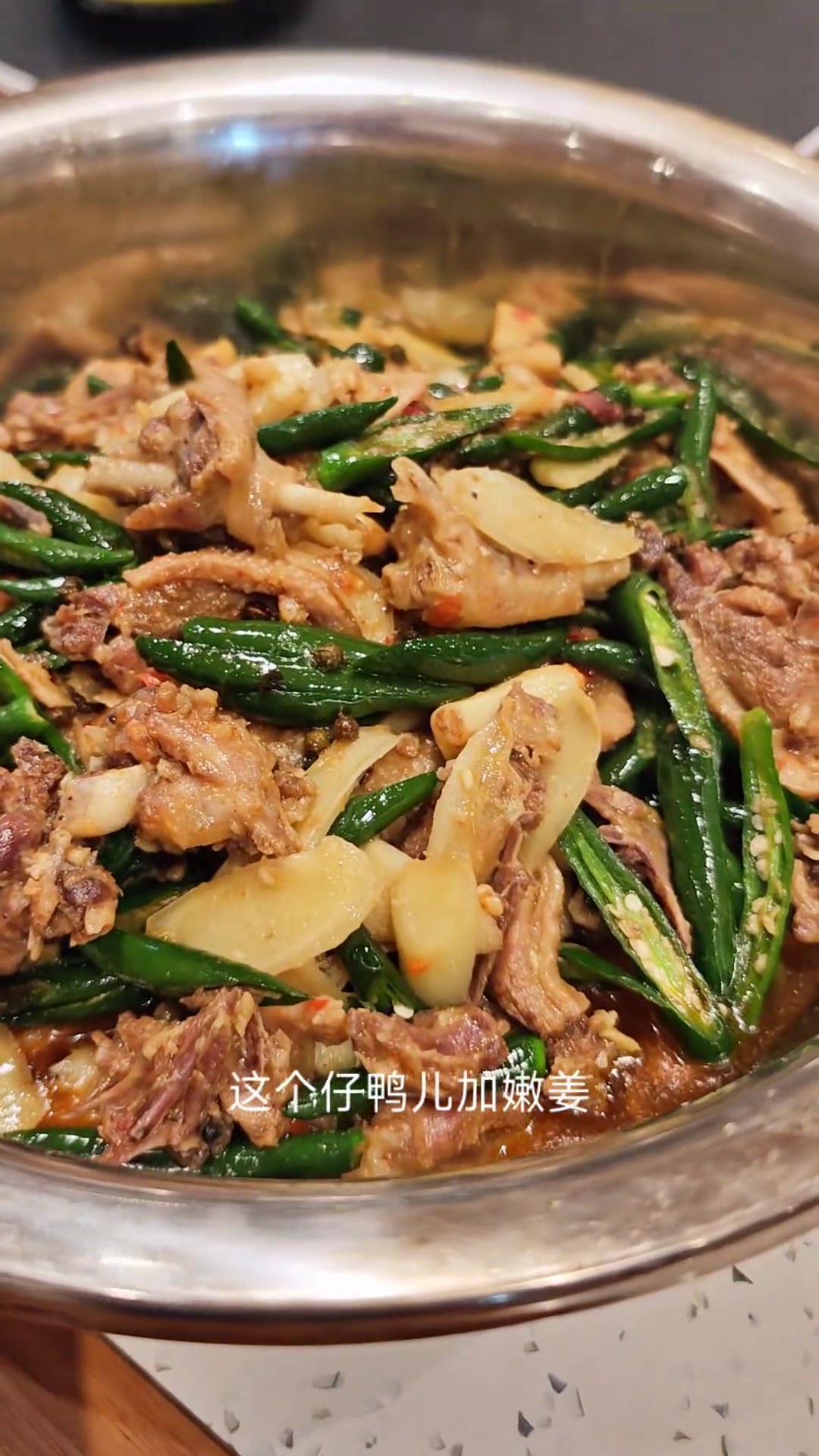员工餐菜单：蛋炒饭，姜爆鸭，烧肥肠，笋子汤