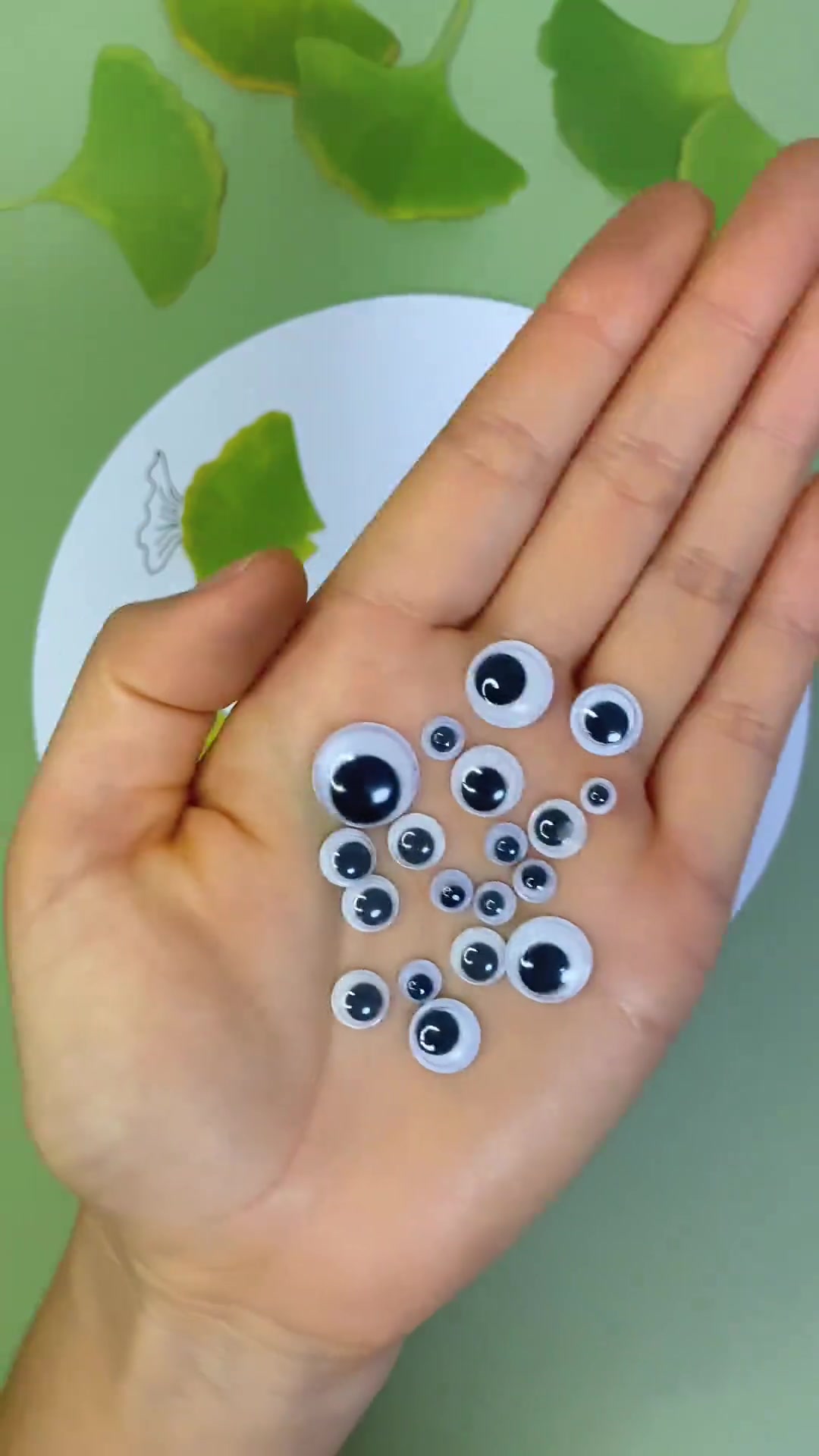 儿童树叶贴画《小鱼》：捡银杏叶做漂亮小鱼，简单好看亲子试试