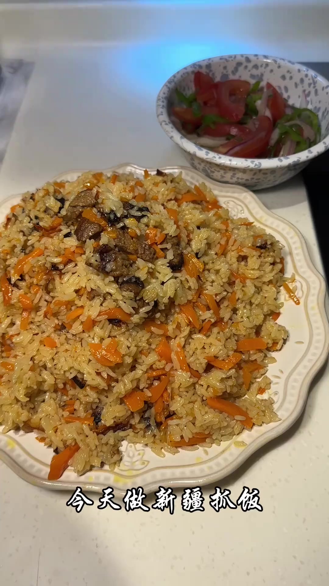 做新疆碎肉抓饭，一口抓饭一口皮辣红
