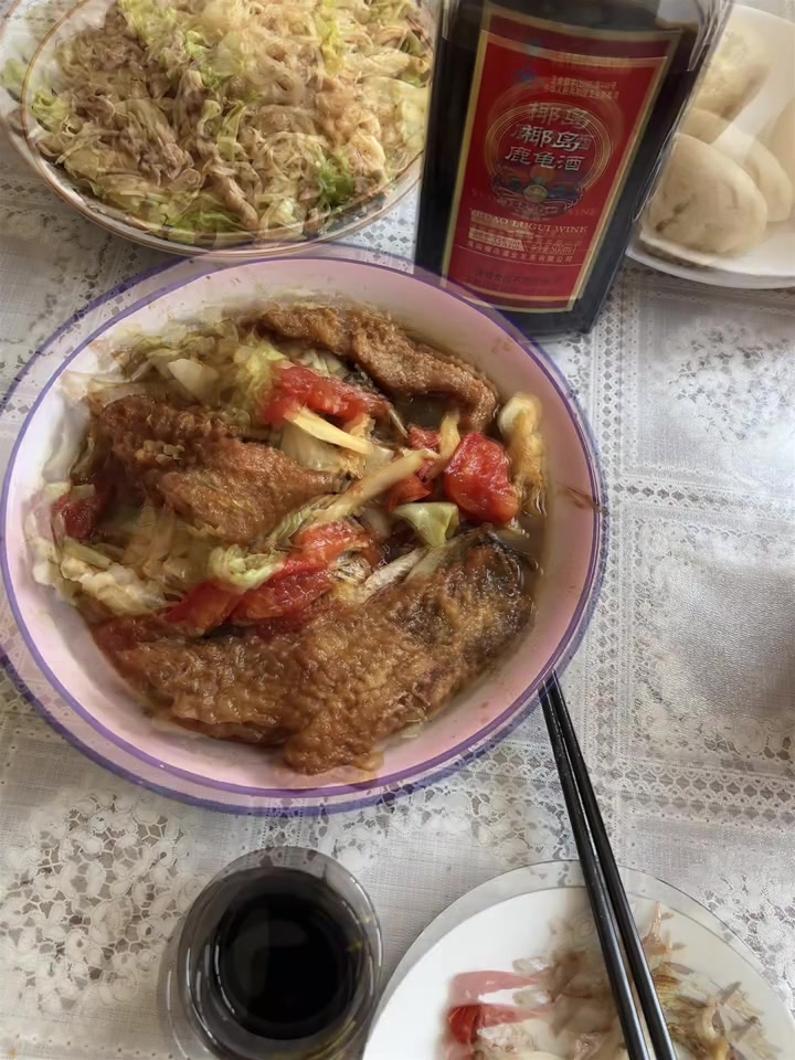 主打一个啥都吃，西红柿包菜炖炸鱼块儿！