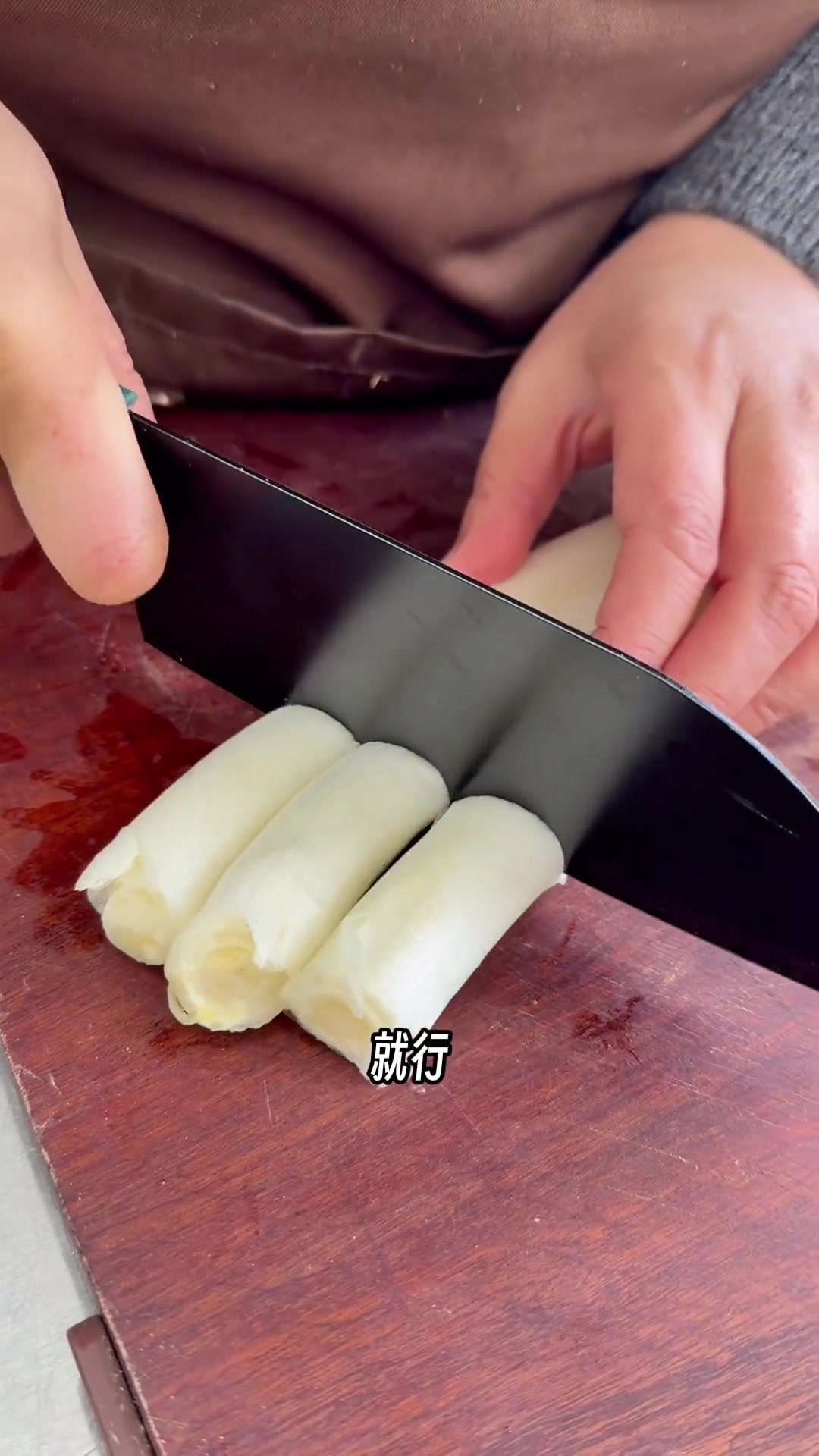 这一桌集齐了年夜饭的“鲜”与“福”海参烧的浓亮，蒜蓉生蚝的鲜甜，枣和糯米的粘糯清甜