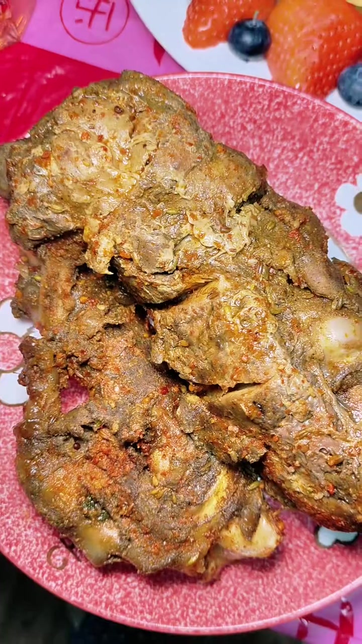 #青年创作者成长计划 今天公公做了一桌丰盛的晚餐,有我最爱的葱烧蹄筋、肉沫海参、鲍鱼烧排骨