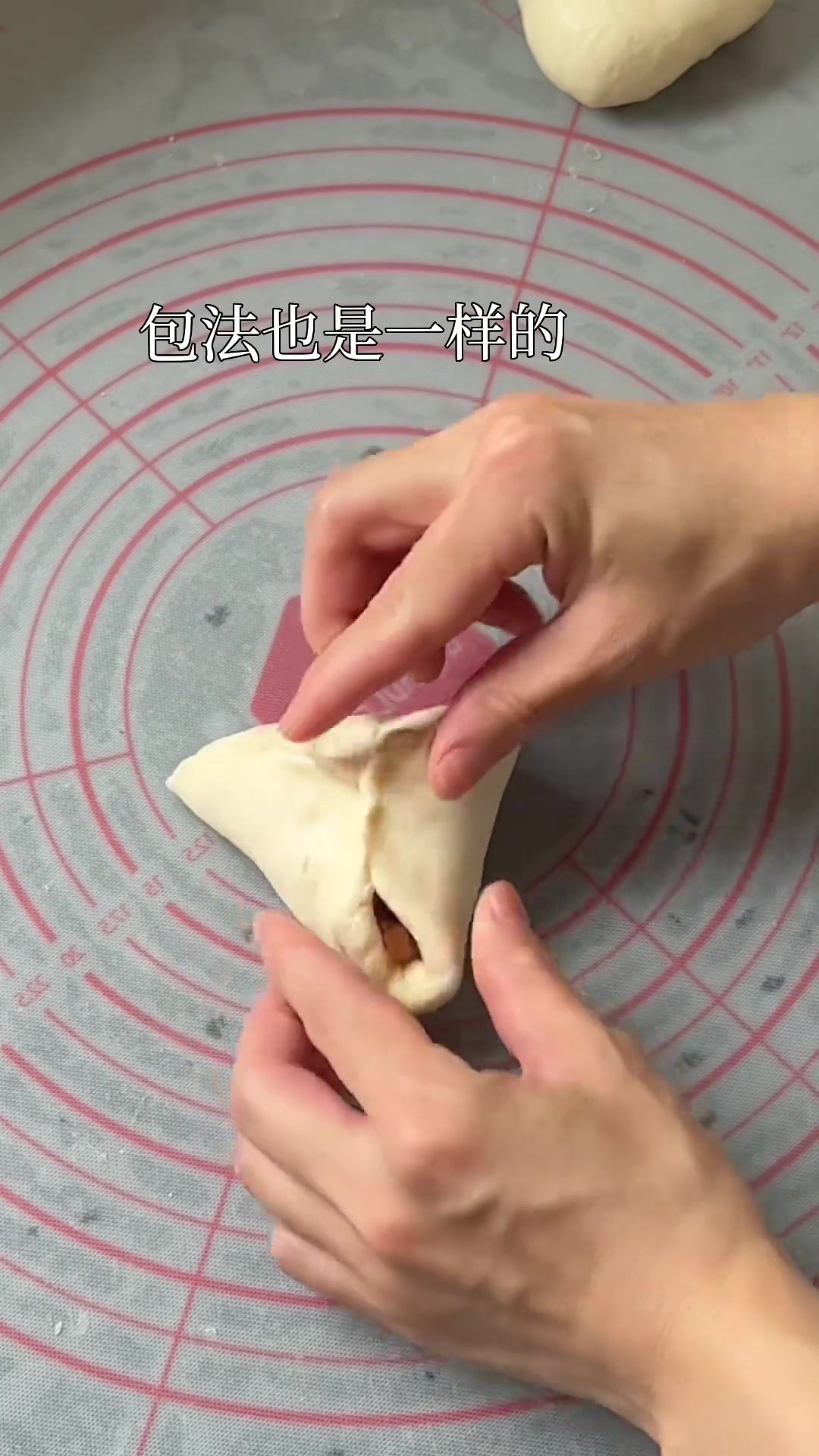 两种口味的饭团面包玉米培根芝士和咸蛋黄肉松都无敌好吃非常适合做早餐的咸口面包#烘焙 #美食
