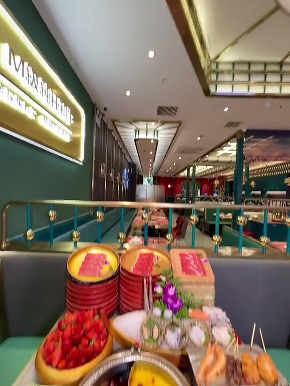 小龙虾和草莓不限量自助！这家自助餐真的有点东西