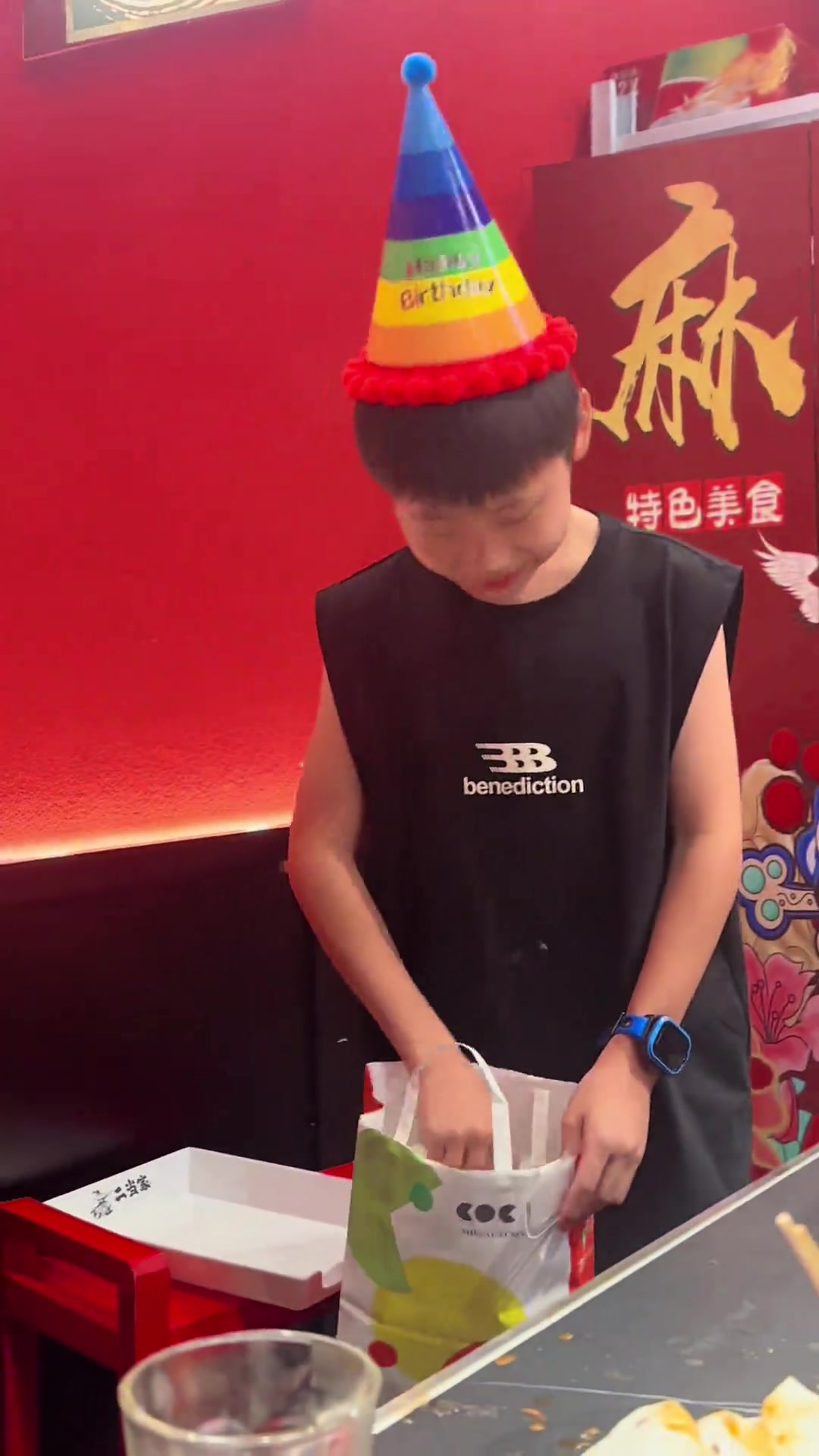 祝婆婆生日快乐，操劳带大两孙，孙子订蛋糕，健康平安