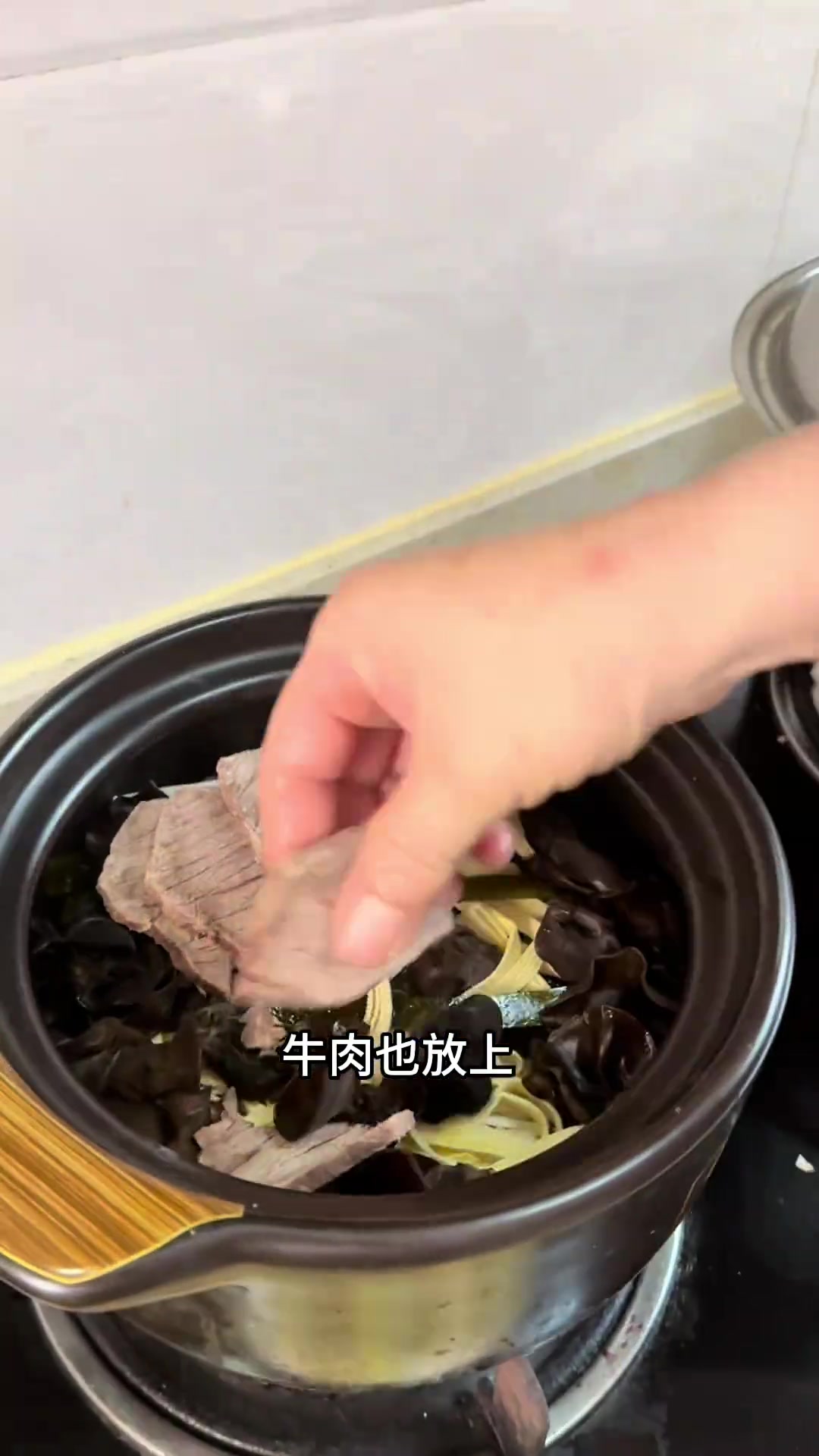 甘肃婆婆做武威特产发菜卷子汤，发菜卷子香，下火锅砂锅都好吃