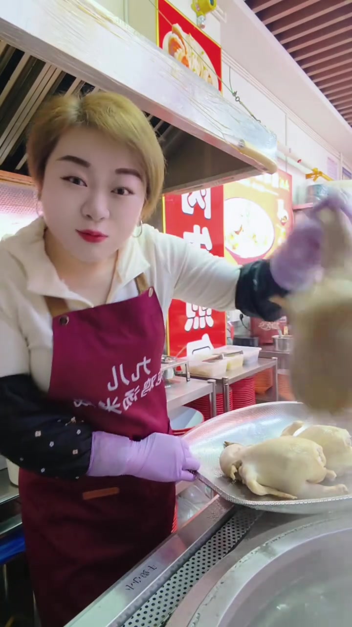 九儿鸡汤米线店，纯土鸡熬汤，配生煎包