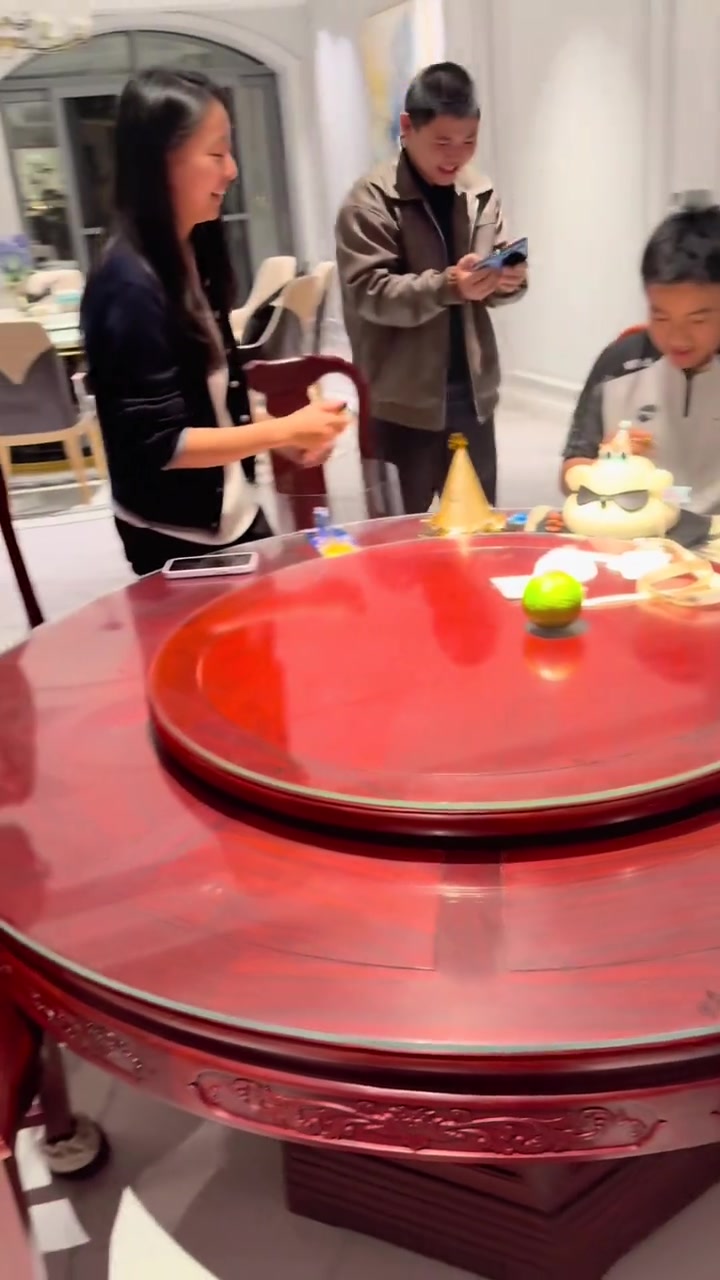 祝儿子生日快乐，祝你天天开心，姐姐准备蛋糕