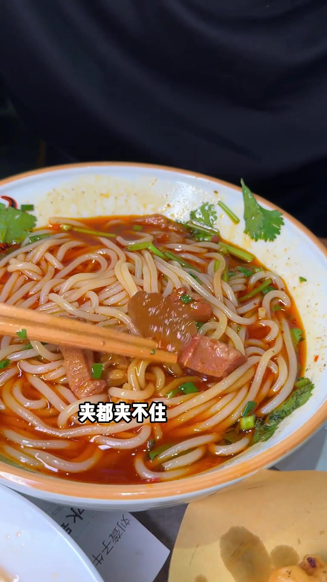 武汉过早这么硬核？24小时排队的早餐店太到位！