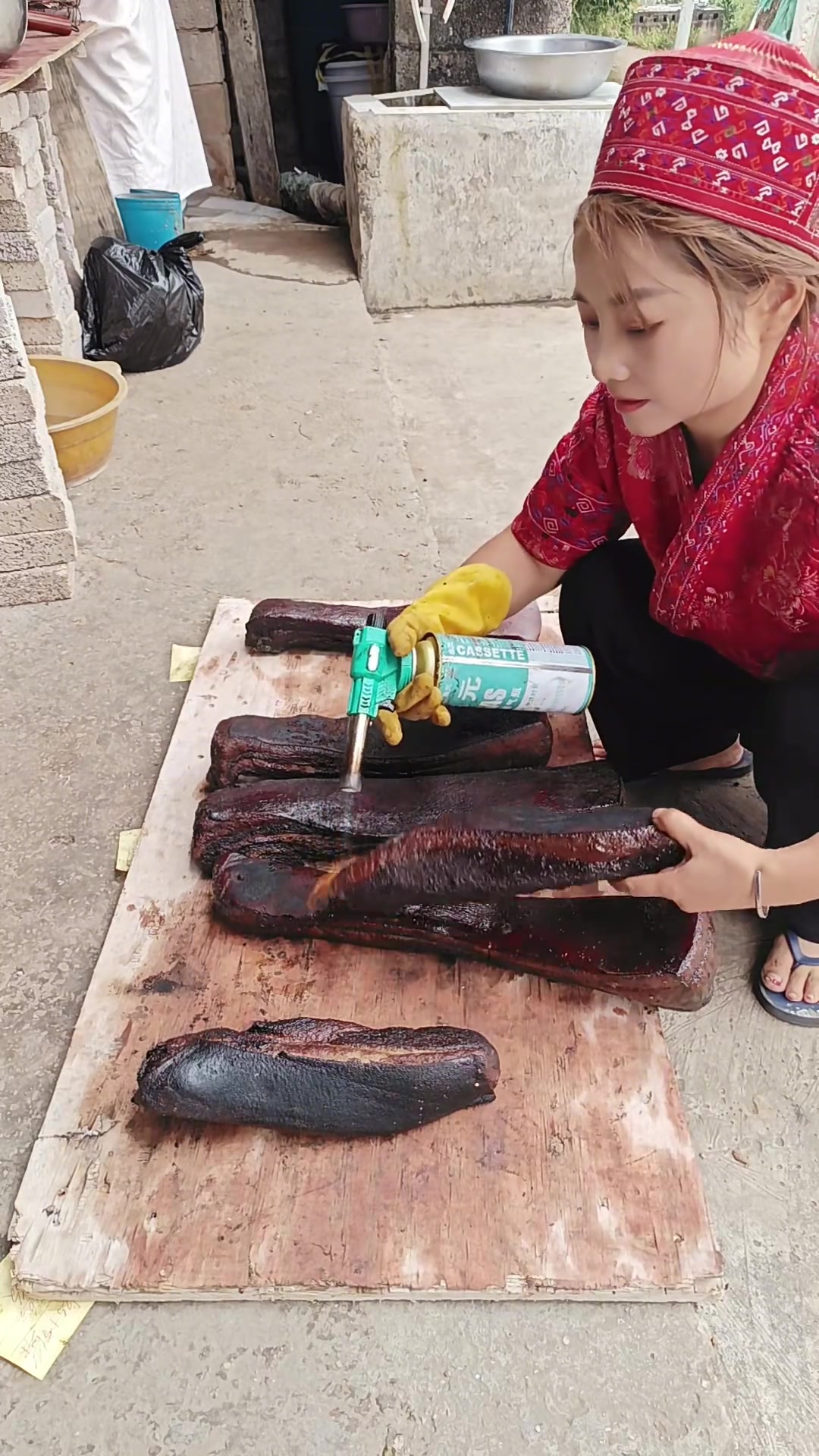 苗家柴火烟熏腊肉，地道家乡特产