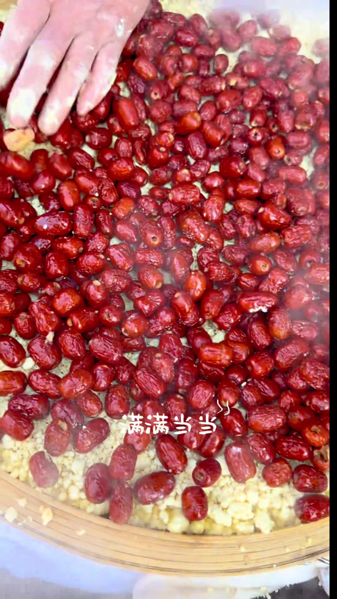 今天在大院做年糕，看看是不是老方法做的！