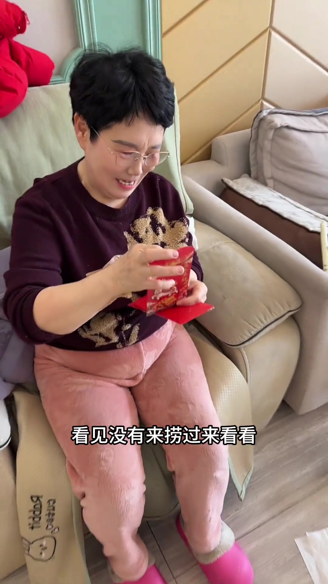 大家新年好，给大家拜年啦，祝大家新的一年暴富 暴美