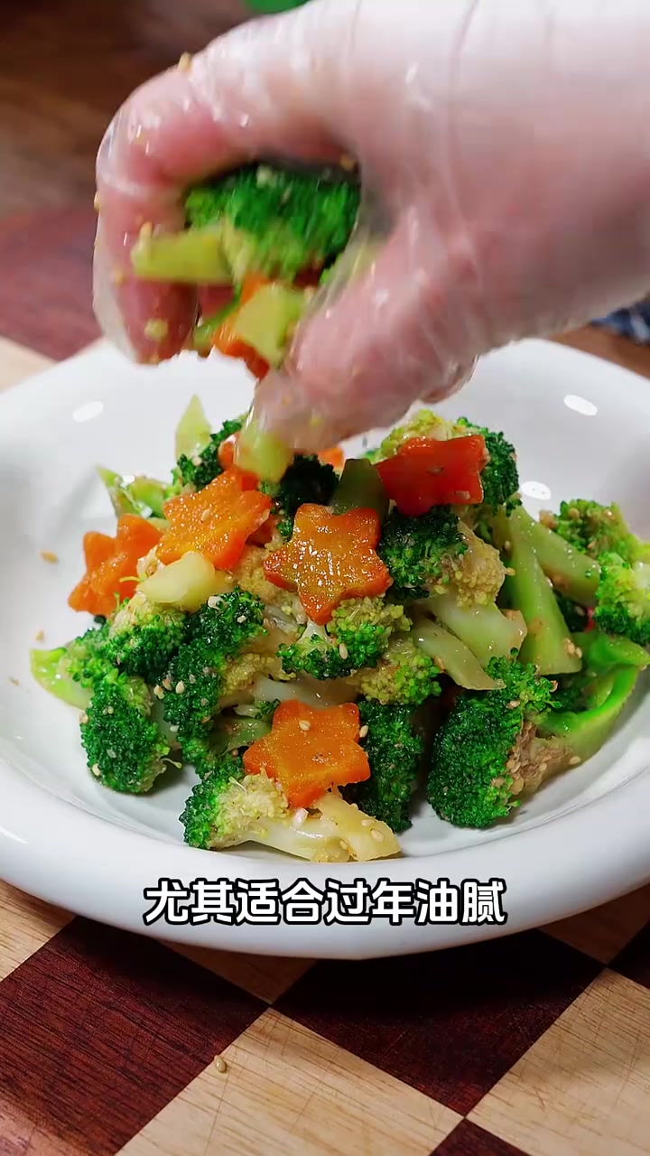 万万没想到,把西兰花和胡萝卜搭配在一起,居然这么好吃,清脆又爽口,低卡又富含膳食纤维 西兰