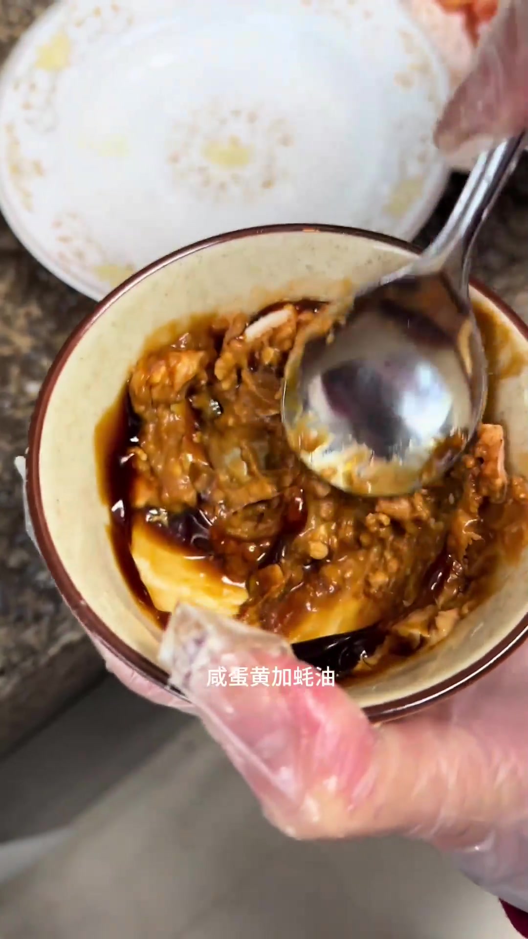 简单易学的咸蛋黄焗虾做法，老人孩子都爱吃