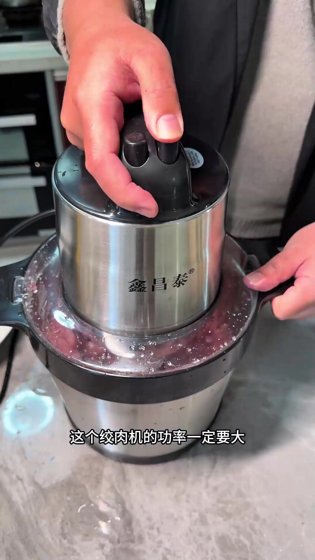 囤年货猪肉丸子做法：肉质紧实Q弹，新手易做