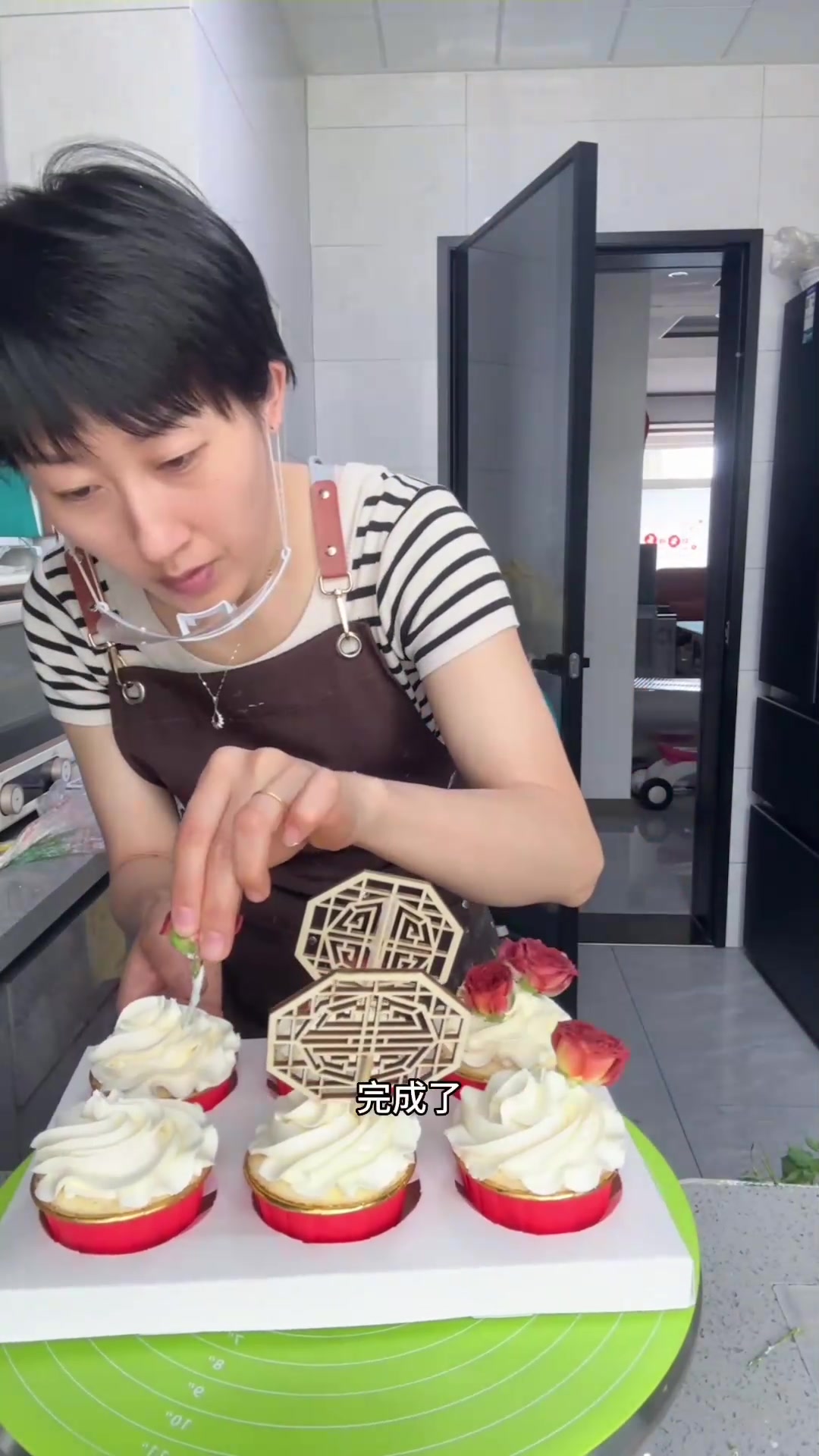订婚蛋糕差点耽误了，最后半个小时抹完两个蛋糕