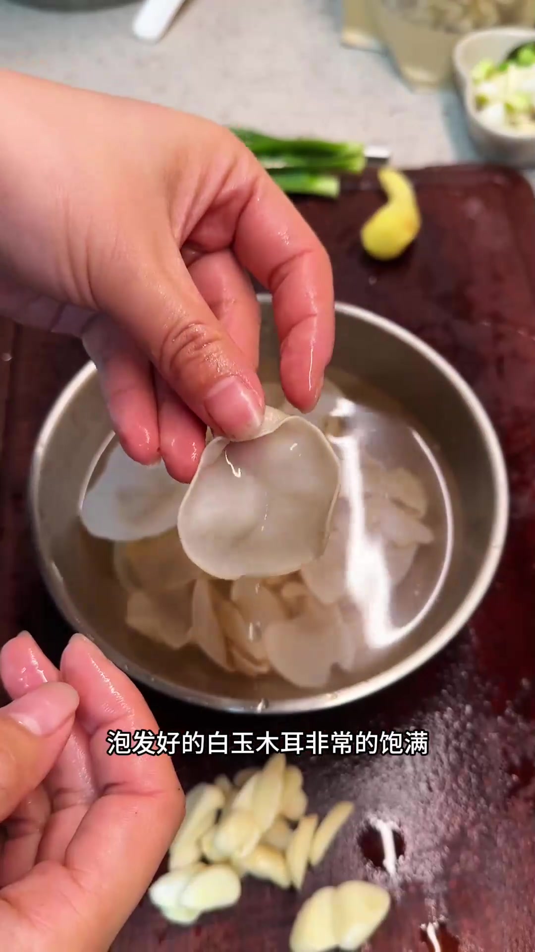 又做了我家最爱吃的费大厨同款辣椒炒肉，白玉木耳配青椒特下饭