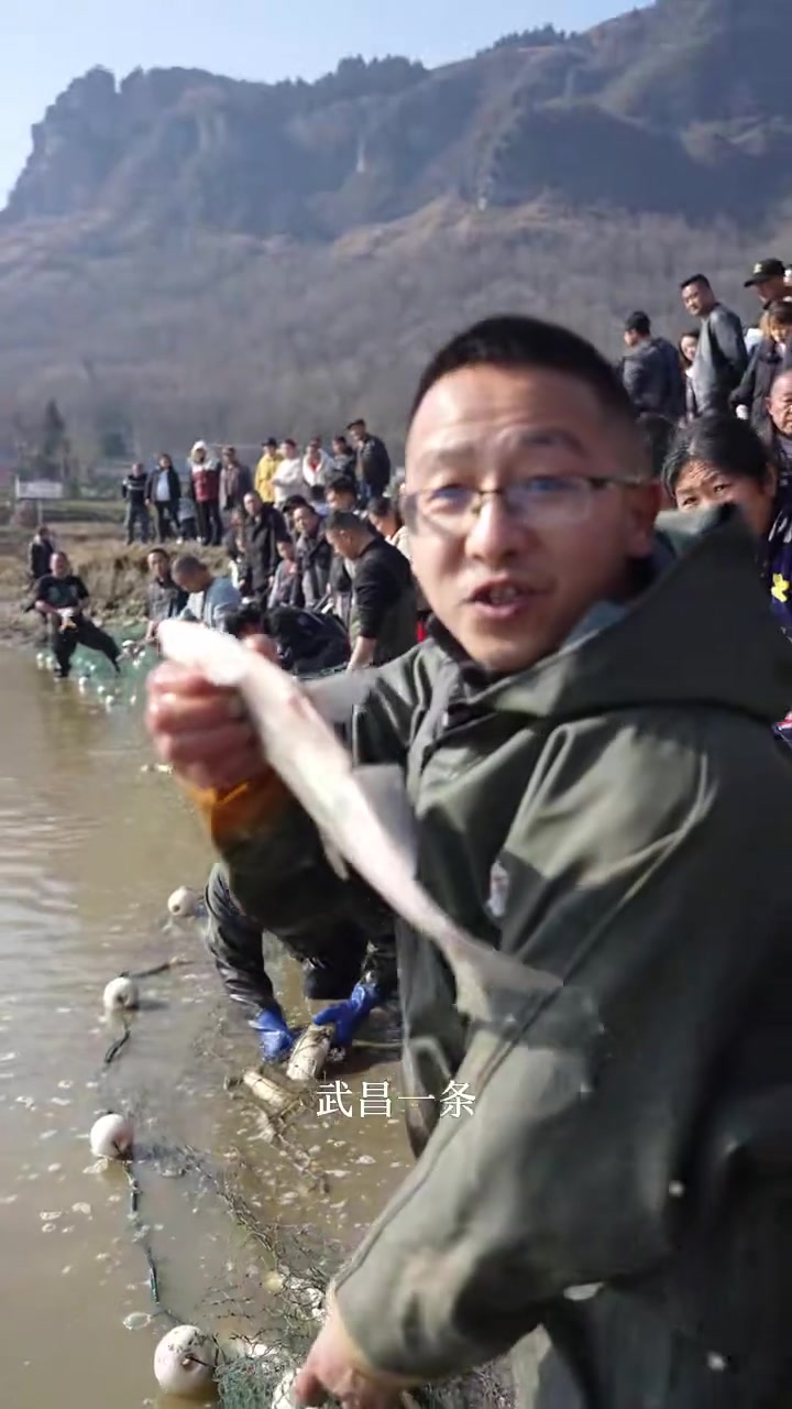 抓鱼的乐趣，在抓而不在鱼，谁内心还不是个少年呢
