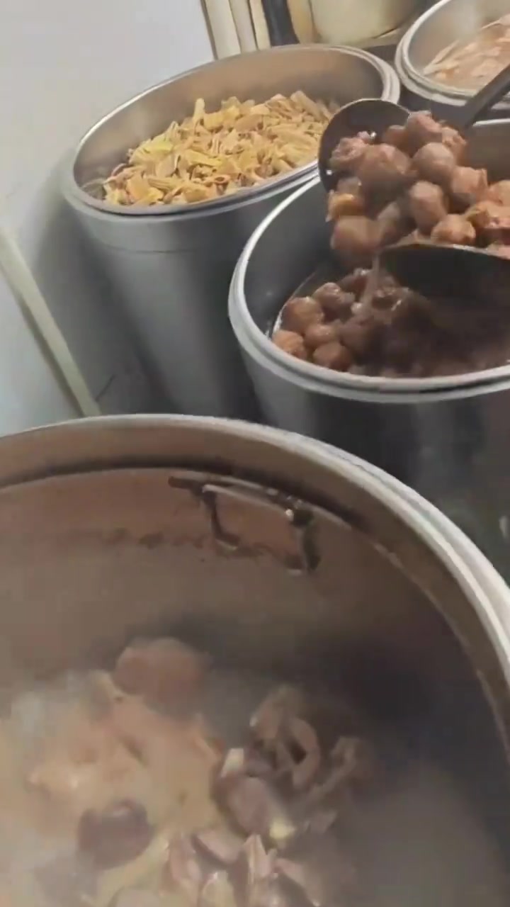先把香葱姜炒香，再用牛骨头原汤做的炖牛肉丸子烩菜，属于西安人享用40年接地气的家乡小吃