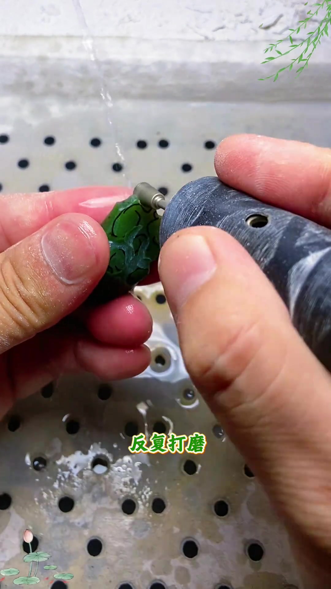 一块不起眼石头竟能纯手工雕刻成精美玉石荷花手牌