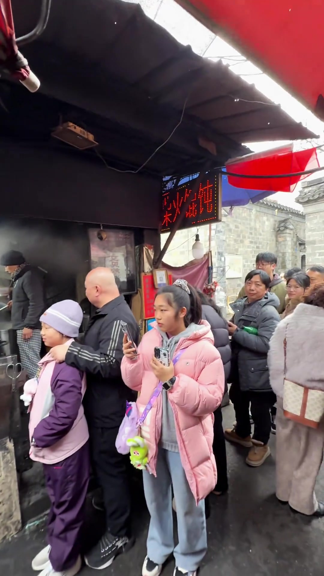 南京柴火馄饨的烟火气里，给排队的朋友唱一首36好