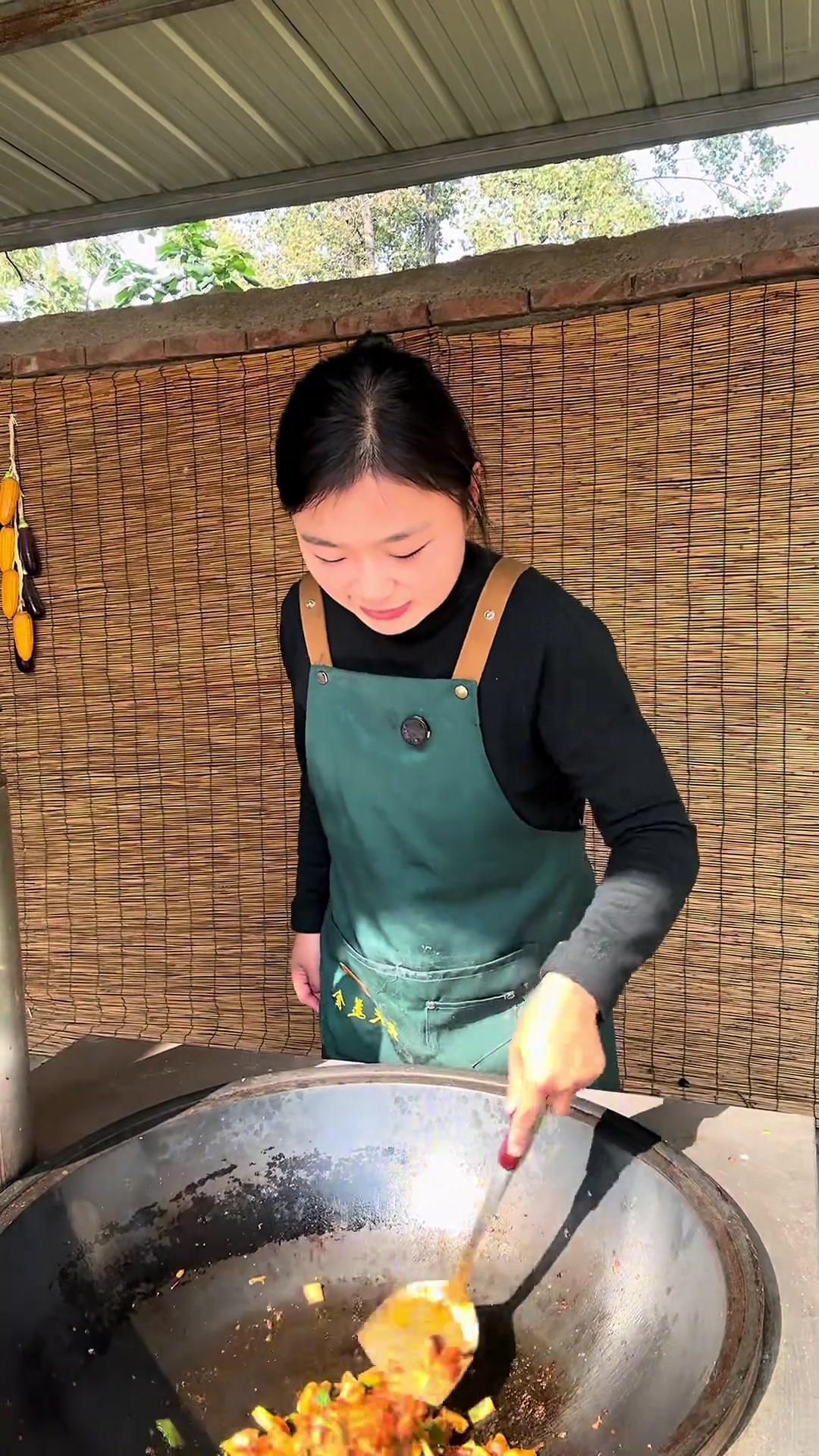 家常宫保鸡丁配米饭，鸡肉滑嫩超好吃