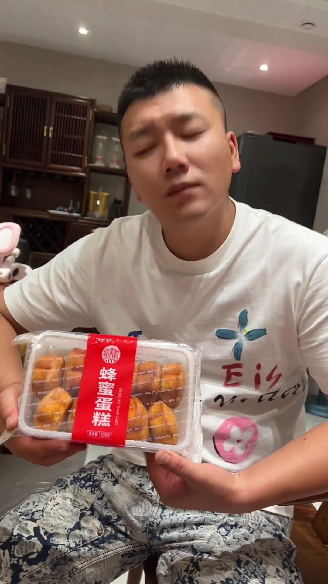 忙到半夜，给公公带了舍不得吃的蜂蜜蛋糕