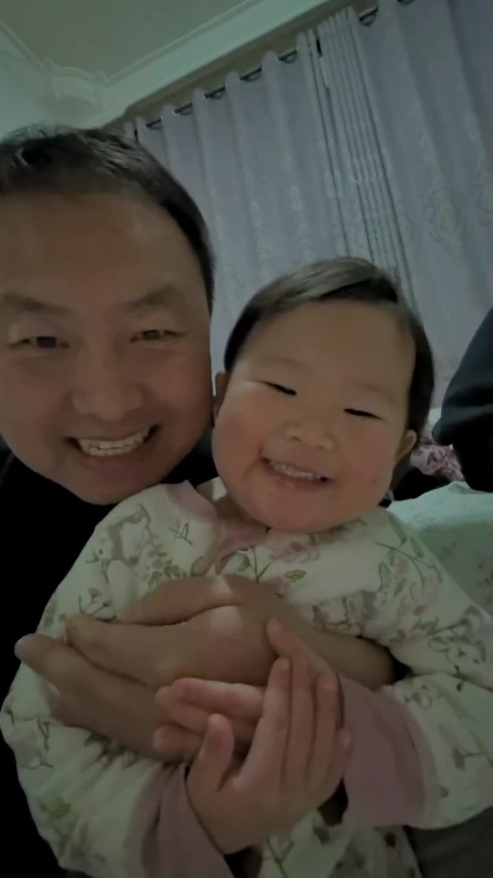 父女俩的欢乐时光，与老爷车天鹰相伴