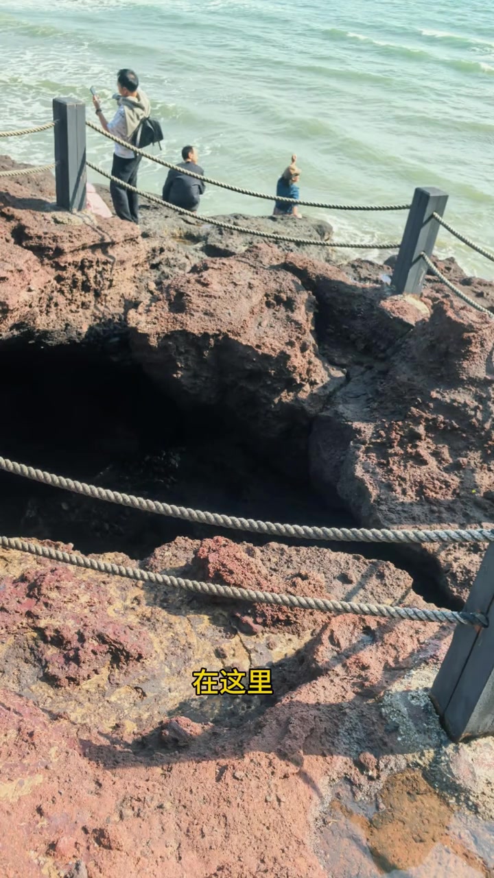 上午游涠洲岛鳄鱼山，下午坐船回北海住宿