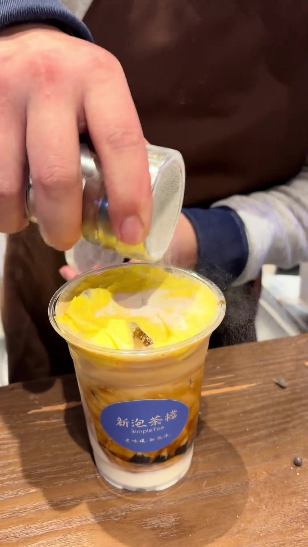 日本人在老门东吃完淮扬菜后,就随便找个奶茶店解渴