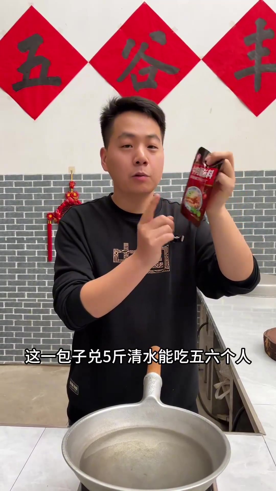 天气冷好多人喜欢兰州牛肉面，自己在家做汤香味美味道醇厚